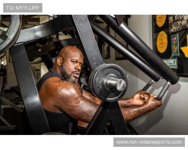 肌肉男足球球星的力量与魅力展现不容错过